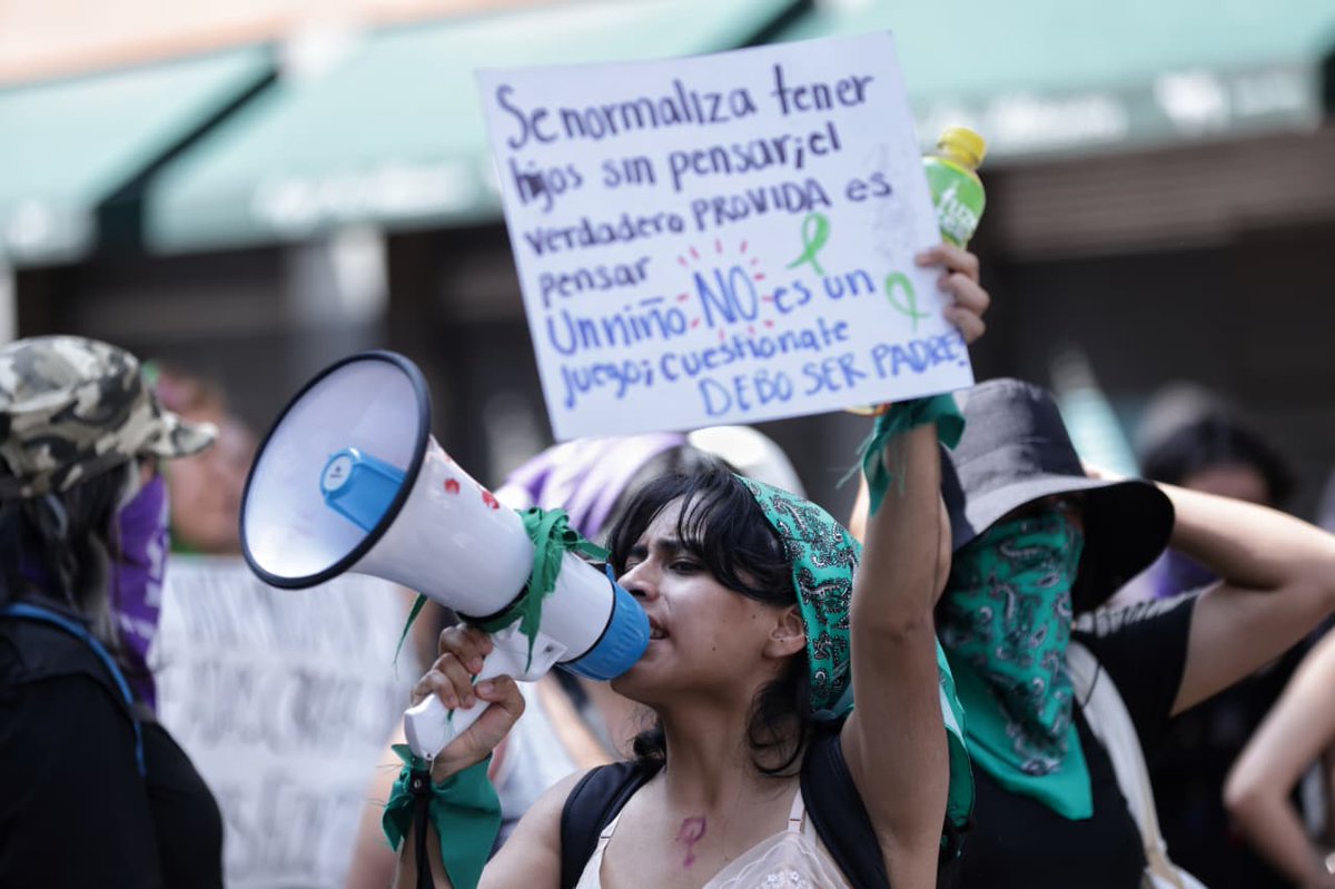 El_Universal_Mx's tweet photo. 🟢🟣Mujeres marcharon esta tarde desde el Monumento a la Revolución hacia el Zócalo capitalino, en el marco del Día de Acción Global por el Acceso al Aborto Legal y Seguro para exigir la garantía de los derechos sexuales y reproductivos, así como el acceso a la interrupción legal del embarazo

#Fotos : Fernanda Rojas - EL UNIVERSAL