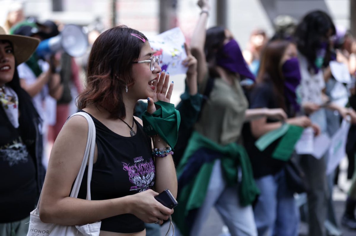 El_Universal_Mx's tweet photo. 🟢🟣Mujeres marcharon esta tarde desde el Monumento a la Revolución hacia el Zócalo capitalino, en el marco del Día de Acción Global por el Acceso al Aborto Legal y Seguro para exigir la garantía de los derechos sexuales y reproductivos, así como el acceso a la interrupción legal del embarazo

#Fotos : Fernanda Rojas - EL UNIVERSAL