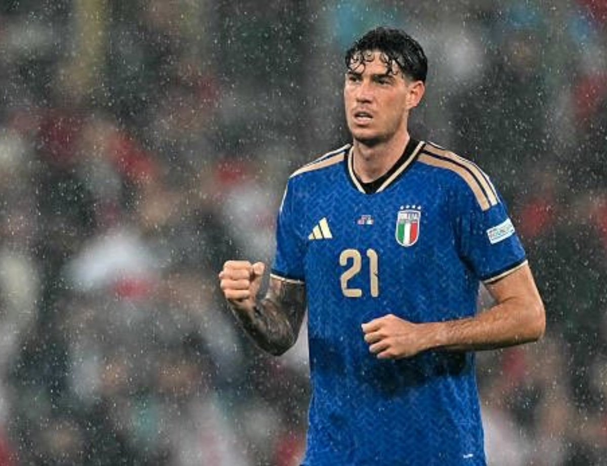 Andy_Calcio's tweet photo. Sentidas declaraciones de Alessandro Bastoni a RAI Sport: "Mi gol? Fue inevitable que mi mente volviera a Zenica".

"Estaré en deuda con el pueblo italiano durante los próximos cuatro años. Ante las situaciones difíciles, siempre he optado por salir adelante con la frente en alto y asumir mi responsabilidad".

"En los últimos años hemos tocado fondo como selección, pero queremos recuperarnos. Lo único que pedimos es paciencia a la hora de evaluar a este equipo, ya que hay muchos jugadores jóvenes con ganas de aprender. Si hay críticas, critiquennos a nosotros, los más veteranos".