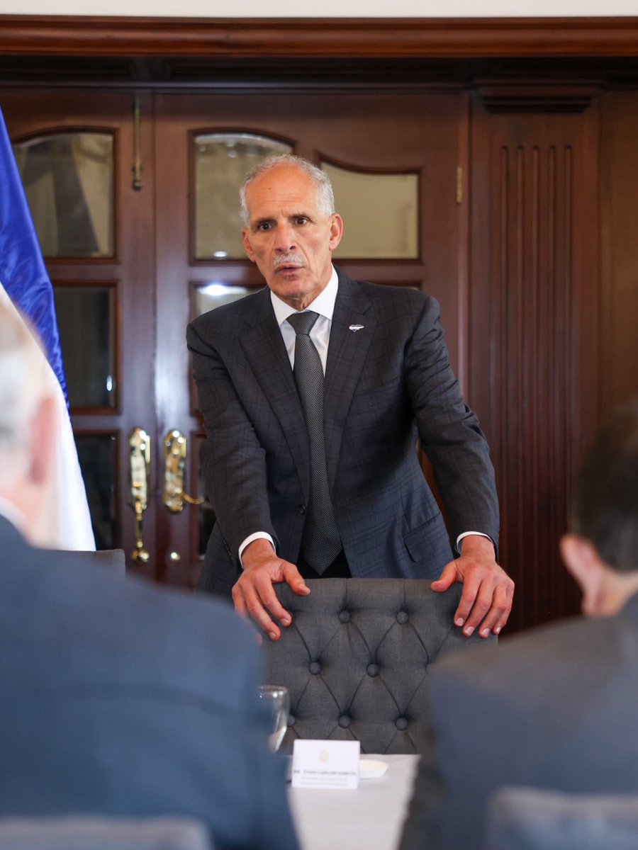 hnpresidencia's tweet photo. En reunión en Casa Presidencial, el Gobierno del presidente Nasry Asfura  y la Asociación Hondureña de Agroindustriales (Ashda) definieron acciones para fortalecer el Banhprovi, estabilizar precios de combustibles y dar seguimiento a la seguridad jurídica del sector. https://t.co/NZYgKiKSbe