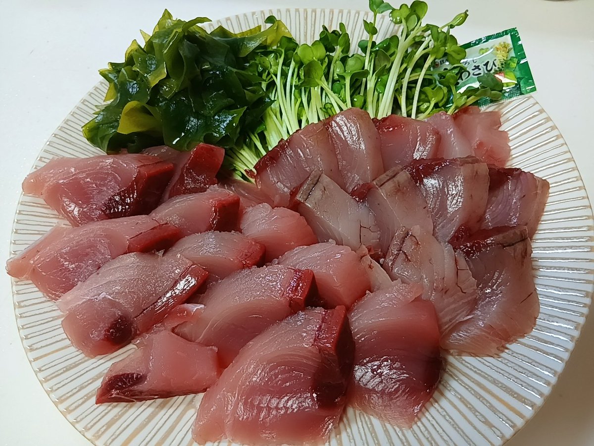 yott_chan's tweet photo. マグロ、野菜炒め、弁当、節約時短パン(  ⊃👛⊂ )ｷﾞｭ
今日はけっこうな☔。あれから畑はずっと引かず溜まる一方。溢れちゃうよ😵少しの雨でも冠水しそうで危ないから送迎🚗雨勘弁💦
 #おうちごはん  #お弁当 https://t.co/uJIVphC7h5