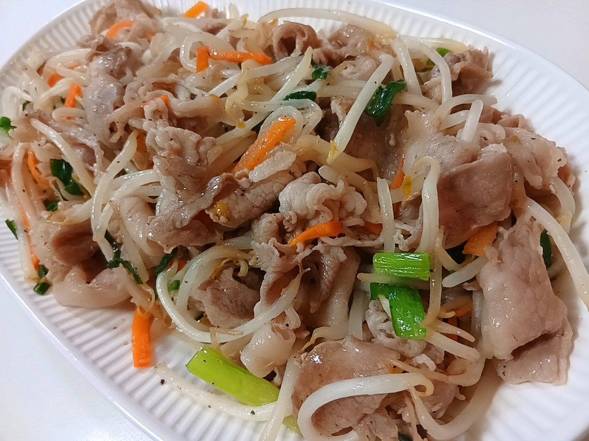 yott_chan's tweet photo. マグロ、野菜炒め、弁当、節約時短パン(  ⊃👛⊂ )ｷﾞｭ
今日はけっこうな☔。あれから畑はずっと引かず溜まる一方。溢れちゃうよ😵少しの雨でも冠水しそうで危ないから送迎🚗雨勘弁💦
 #おうちごはん  #お弁当 https://t.co/uJIVphC7h5