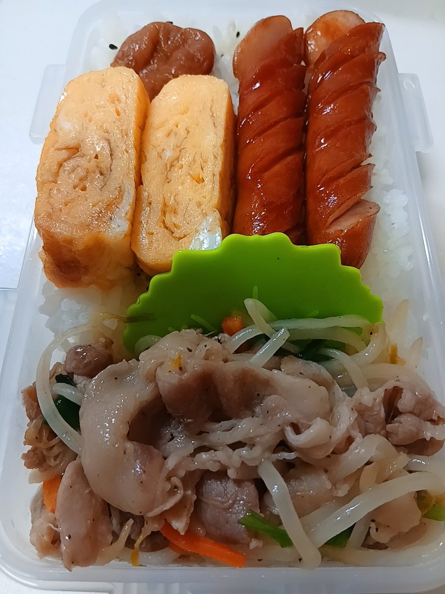 yott_chan's tweet photo. マグロ、野菜炒め、弁当、節約時短パン(  ⊃👛⊂ )ｷﾞｭ
今日はけっこうな☔。あれから畑はずっと引かず溜まる一方。溢れちゃうよ😵少しの雨でも冠水しそうで危ないから送迎🚗雨勘弁💦
 #おうちごはん  #お弁当 https://t.co/uJIVphC7h5