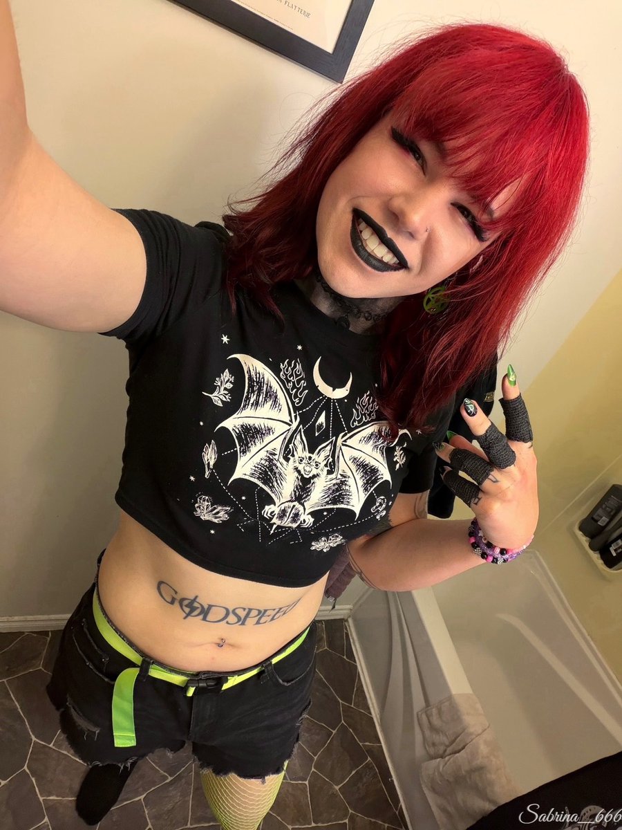 cybersabrina666's tweet photo. You had me at Blegh 💗𓆩🖤𓆪💗
~ Fit check from BMTH and MIW this weekend 🥰 Lowkey should black out my neck, look how skinny I look 🤣
#mtf #transgirl #bthm #miw #gothgirl https://t.co/STD0VdZc9W
