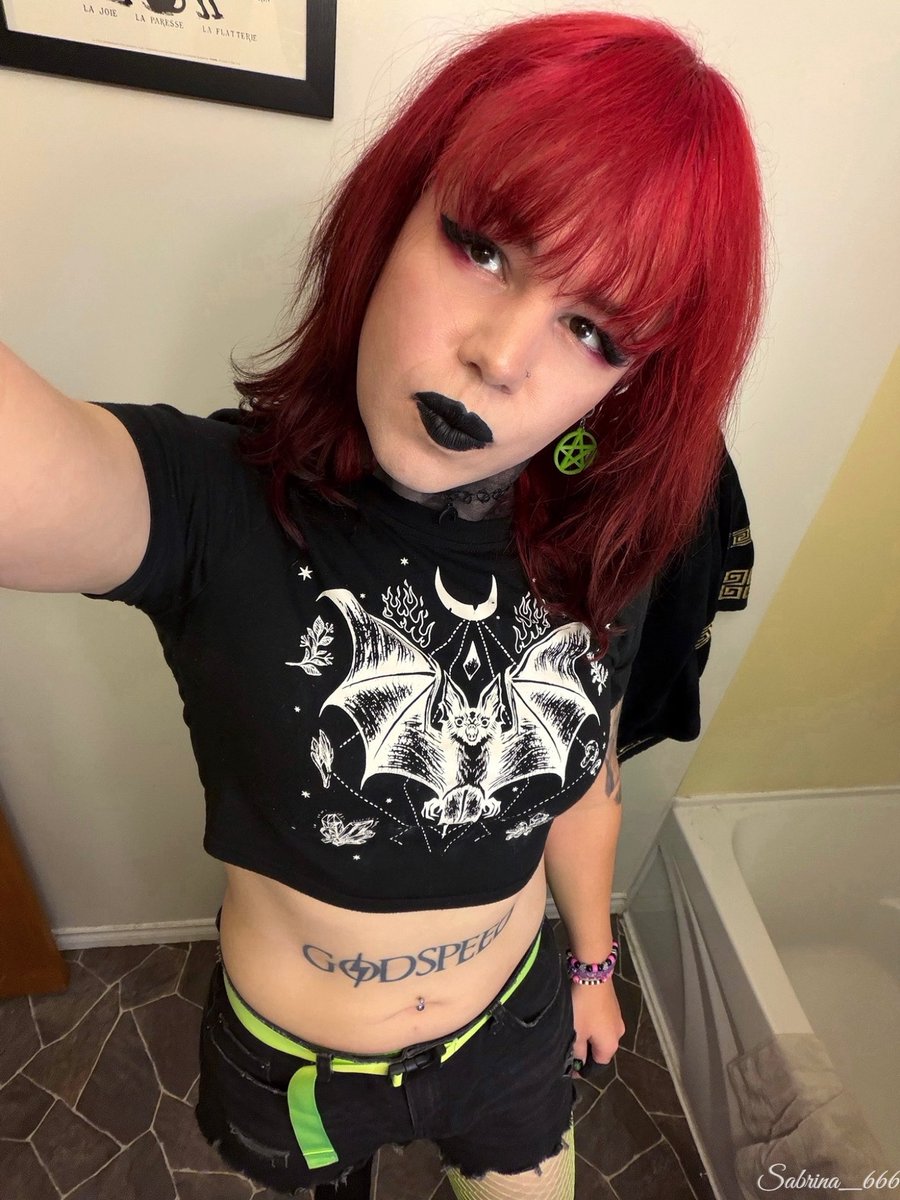 cybersabrina666's tweet photo. You had me at Blegh 💗𓆩🖤𓆪💗
~ Fit check from BMTH and MIW this weekend 🥰 Lowkey should black out my neck, look how skinny I look 🤣
#mtf #transgirl #bthm #miw #gothgirl https://t.co/STD0VdZc9W