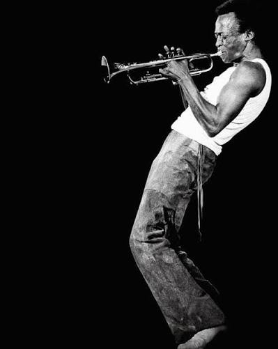 cosadenegross's tweet photo. #Lunes 28/9/26 #CosaDeNegros 21 a 24 x
@radioasamblea
#Literatura "Las iracundas" - Julián López
#Adelanto del nuevo libro de Seba Ronchetti x @JSRonchetti
#Musica INVISIBLE por @LeoRonchetti
#MilesDavis a 35 años
#DeliveryMusical
#ADLE
Conducen @LeoRonchetti y @JSRonchetti https://t.co/VE0eBVgu3G