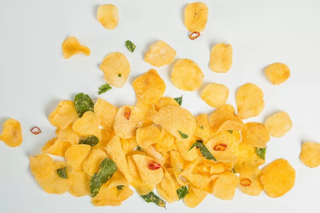EnaRobinetbmbm's tweet photo. Just grabbed a bag of crispy salted egg yolk potato chips—they’re so good I need to share! Who else is snacking on something yummy today， https://t.co/miINy7hSq8