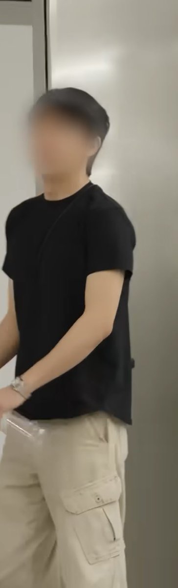 gordenkusut's tweet photo. Iya itu mah pink slime manager, liat aja posisi jam tangan sama hape yg tidak ada case itu dan emang dia deket sama renjun https://t.co/Mndv7GBk4p