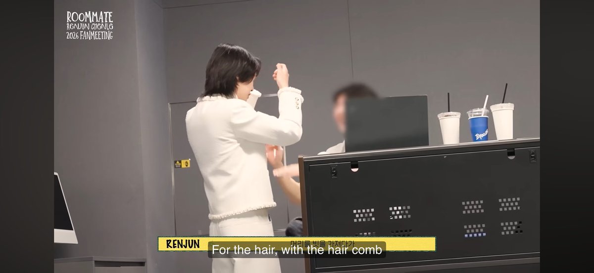 gordenkusut's tweet photo. Iya itu mah pink slime manager, liat aja posisi jam tangan sama hape yg tidak ada case itu dan emang dia deket sama renjun https://t.co/Mndv7GBk4p