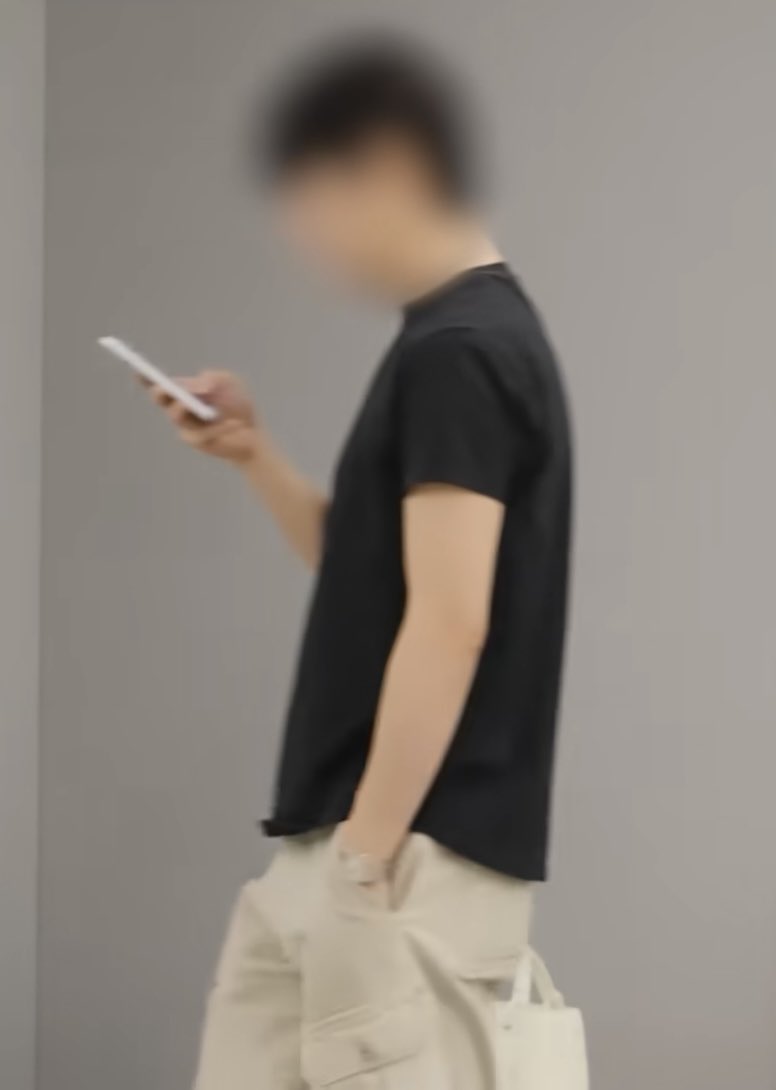 gordenkusut's tweet photo. Iya itu mah pink slime manager, liat aja posisi jam tangan sama hape yg tidak ada case itu dan emang dia deket sama renjun https://t.co/Mndv7GBk4p