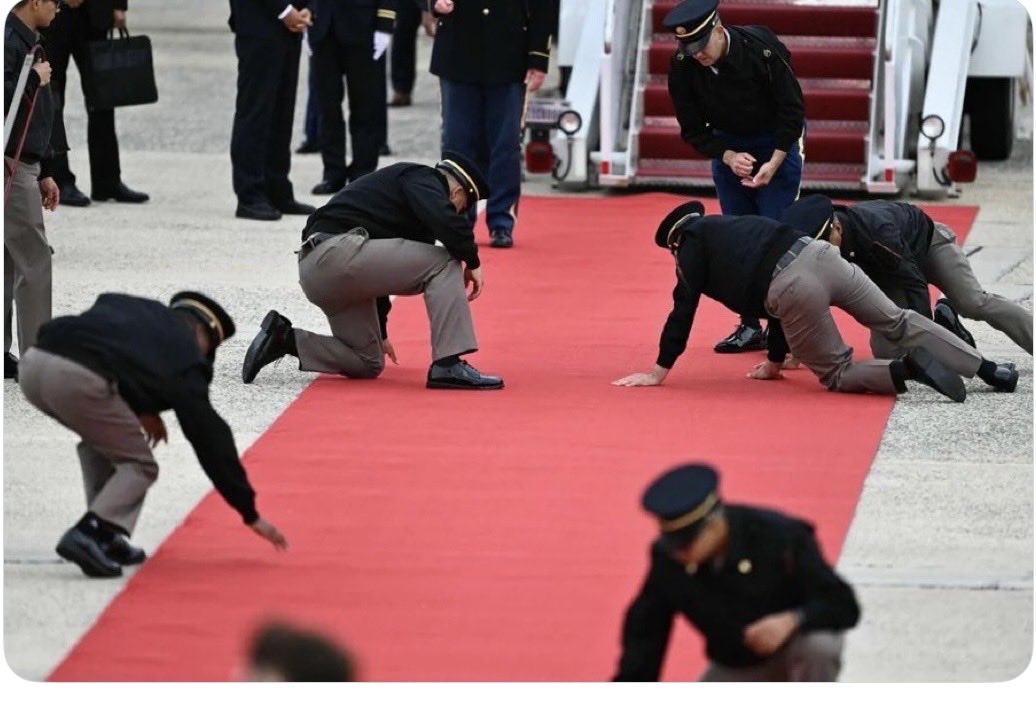 marlene4719's tweet photo. Peter Navarro on Canada:
“The worst part now is they’re getting in bed with China trying to play China against us.  They like to beat up on Donald Trump.  I think politically that works and the only people who get hurt by it are the Canadian people.”

 Hey Peter it wasn’t Canada the rolled out the carpet for the communist dictator Xi Jinping and flew his flags.