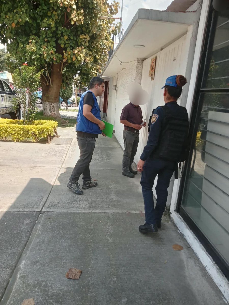 Alcaldia_Coy's tweet photo. 🏠🔐 ¡Seguimos recorriendo #Coyoacán!

En la Col. Educación realizamos un recorrido #CasaXCasa  para acercar información sobre números de seguridad, violencia, extorsión y medidas preventivas.  

Con #EscudoCoyoacán y la @SSC_CDMX reforzamos la prevención en nuestras colonias. 👮🏻‍♂️ https://t.co/5elX50qGfd
