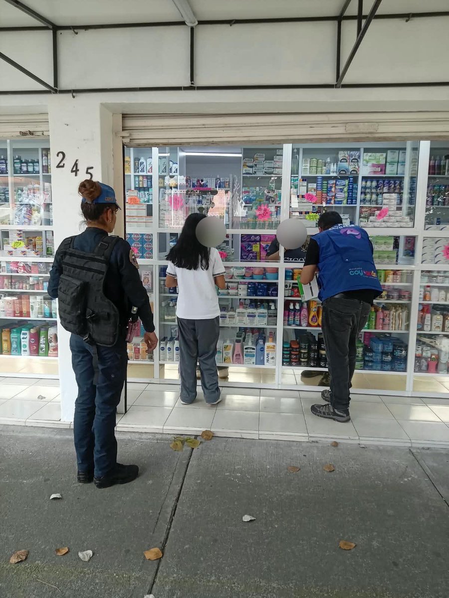 Alcaldia_Coy's tweet photo. 🏠🔐 ¡Seguimos recorriendo #Coyoacán!

En la Col. Educación realizamos un recorrido #CasaXCasa  para acercar información sobre números de seguridad, violencia, extorsión y medidas preventivas.  

Con #EscudoCoyoacán y la @SSC_CDMX reforzamos la prevención en nuestras colonias. 👮🏻‍♂️ https://t.co/5elX50qGfd