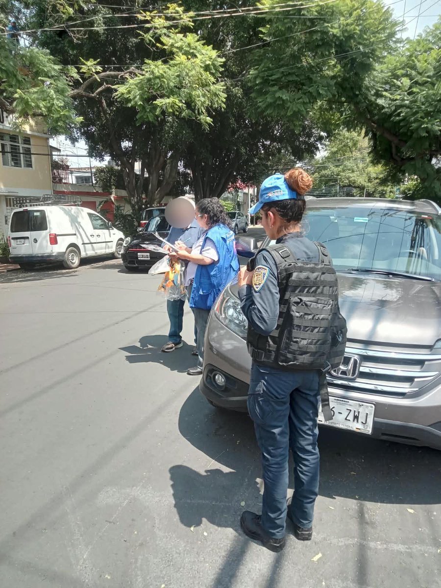Alcaldia_Coy's tweet photo. 🏠🔐 ¡Seguimos recorriendo #Coyoacán!

En la Col. Educación realizamos un recorrido #CasaXCasa  para acercar información sobre números de seguridad, violencia, extorsión y medidas preventivas.  

Con #EscudoCoyoacán y la @SSC_CDMX reforzamos la prevención en nuestras colonias. 👮🏻‍♂️ https://t.co/5elX50qGfd