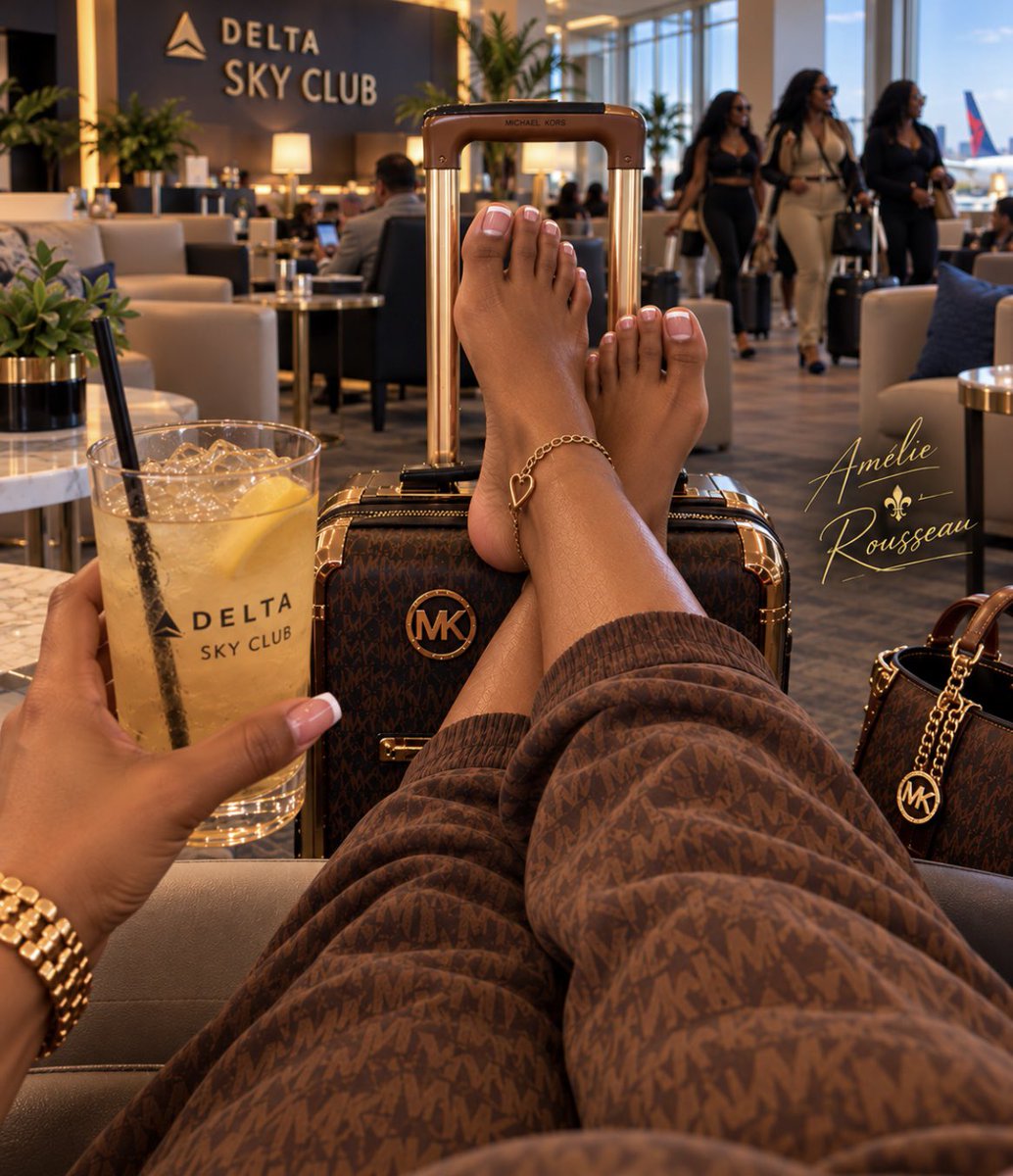 FemmeFeetaleP's tweet photo. I never pass up a chance to show off my feet. They’re attention grabbers as usual. I don’t mind them being in the spotlight. 🔦👀👣—Amélie R 🥼 https://t.co/EJfOYyFjnw