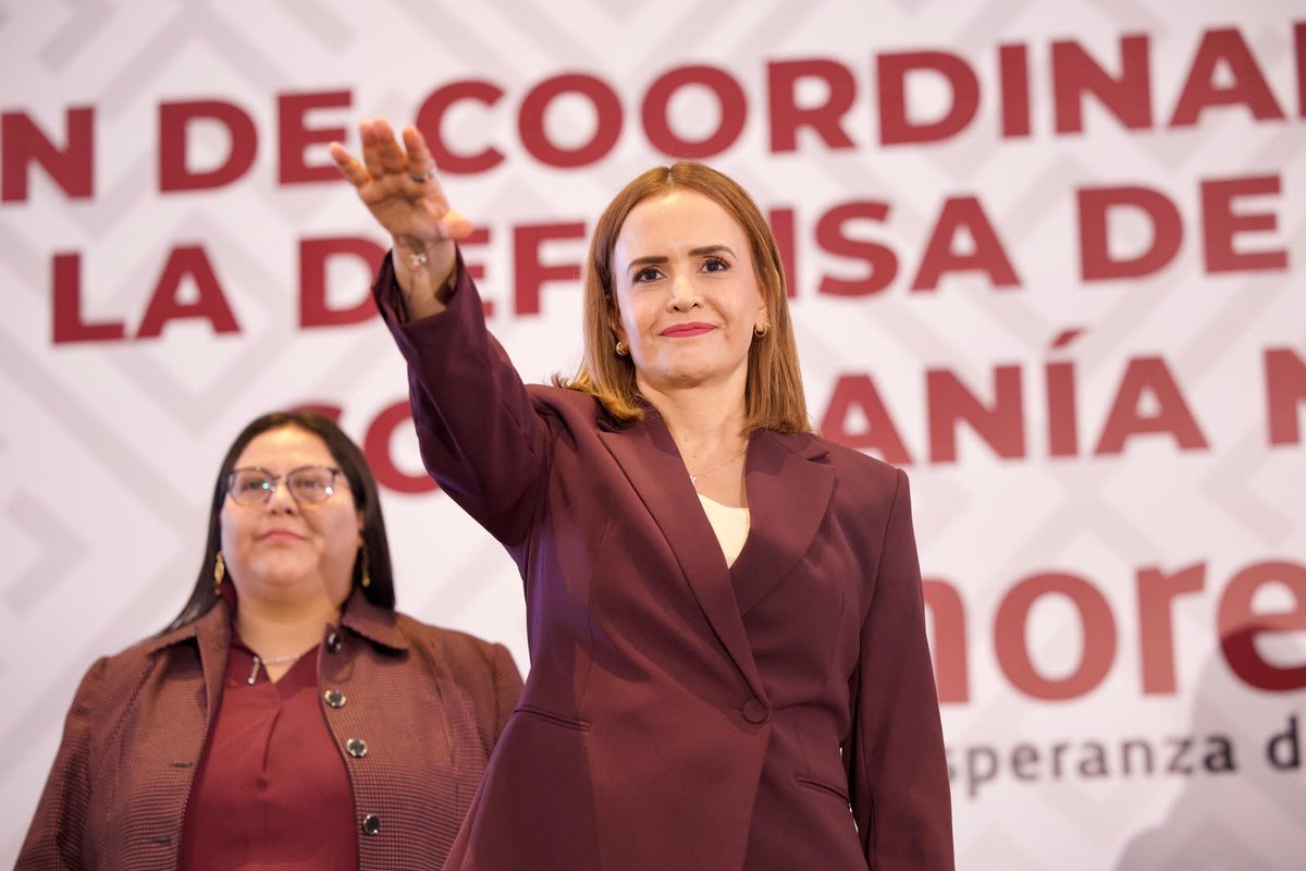 GuacamayanLeaks's tweet photo. Va de nuevo...

@CitlaHM eligió a @claraluzflores como Coordinadora Estatal de la Defensa de la Transformación y la Soberanía Nacional o más sencillo, "La Corcholata" en Nuevo León.

La misma Clara Luz que era miembro de NXIVM, la secta condenada por trata sexual, y que primero lo negó y después pidió disculpas.

Ahora es impulsada por quien viene del discurso de “defender a las mujeres”.

#GuacamayaLeaks
