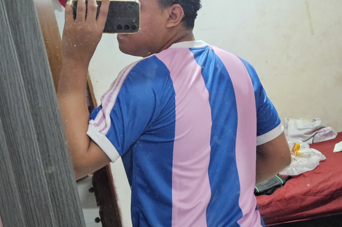 Toukipng's tweet photo. Preciso cortar o cabelo (post exclusivamente pra mostrar a camisa) https://t.co/7DnfPF14VC