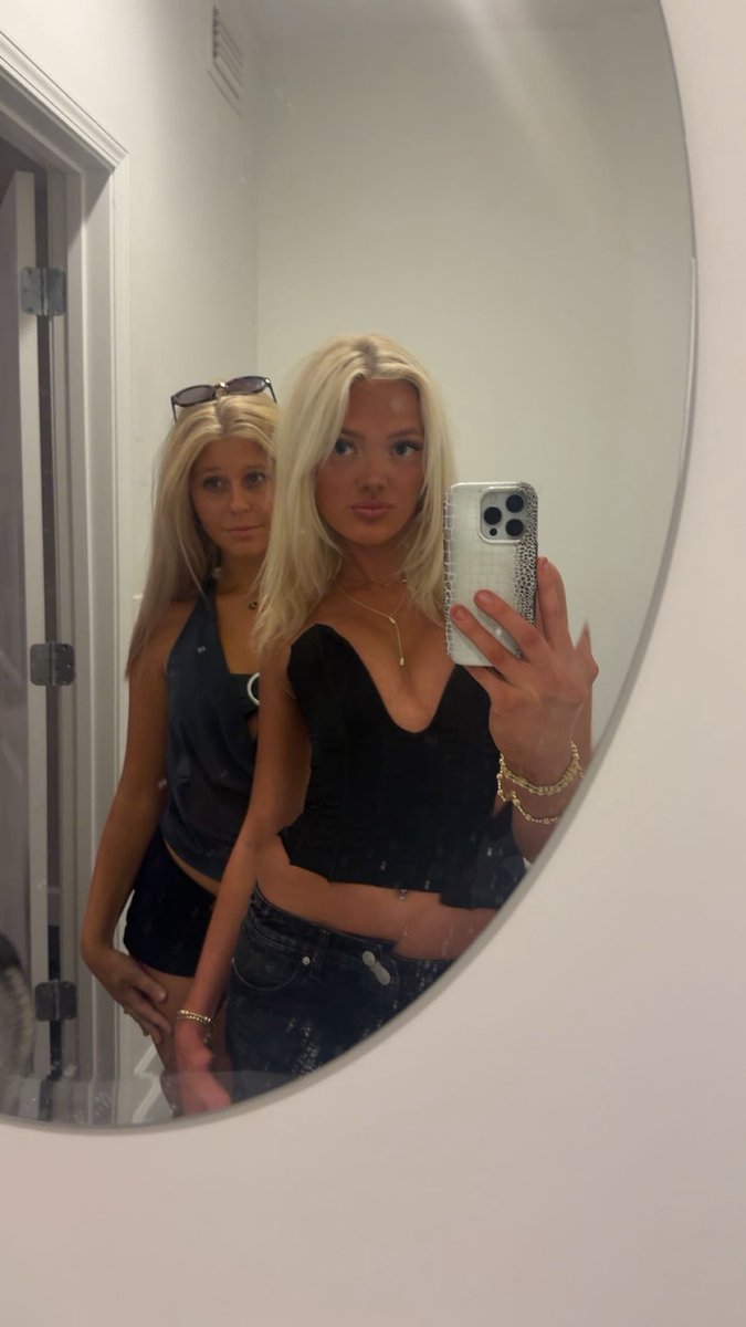 bratmollyx's tweet photo. We’re ur financial downfall @bratbaileyxxx https://t.co/46pPaG80kl