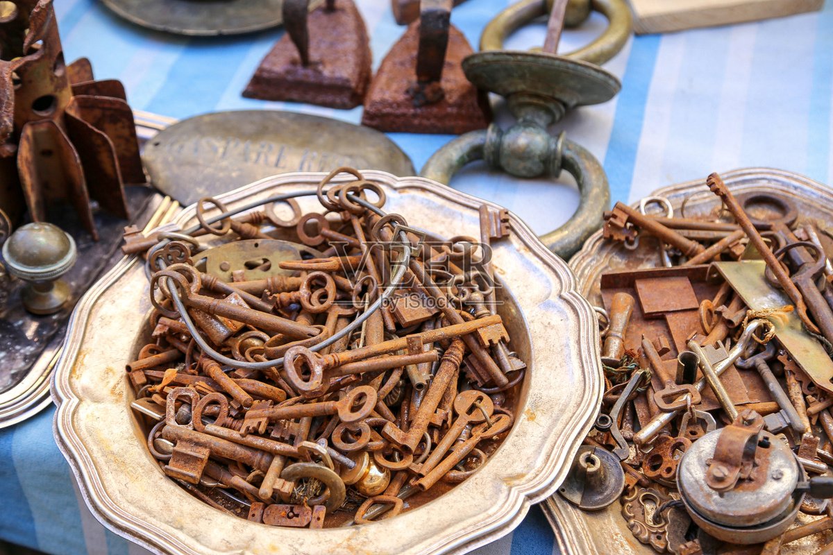 mulmiso's tweet photo. This old wooden relic has a worn iron collar, inside carries a jar of braised pork bits, fresh osmanthus petals dust the surface, and the whole thing hums with the daily busyness of a small town stall.， https://t.co/PzN9L8Q9PH