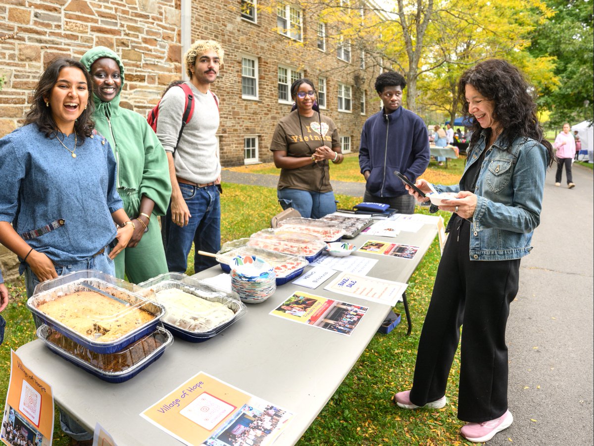 HamiltonCollege's tweet photo. Family Weekend moments! Thank you to every family who visited and every friend who felt like family. This community is better with all of you in it. 💙 

#KnowThyself #HamiltonCollege https://t.co/d1XipsQMc0