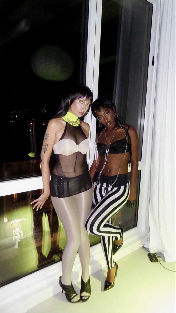 KALIKAmusique's tweet photo. On dit bonne nuit qu’aux meilleur.e.s qui ont bien presave notre morceau « PHENOMENE » pour nous donner de la force https://t.co/I35VM76573 🫦🖤

#phenomene #kalika #ebony https://t.co/RHAfdiJgek