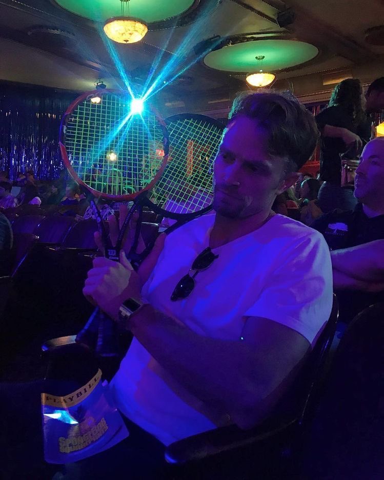 Mellienyra's tweet photo. How can a man look this good under any color of light? 😭 https://t.co/pDDvASz0hR