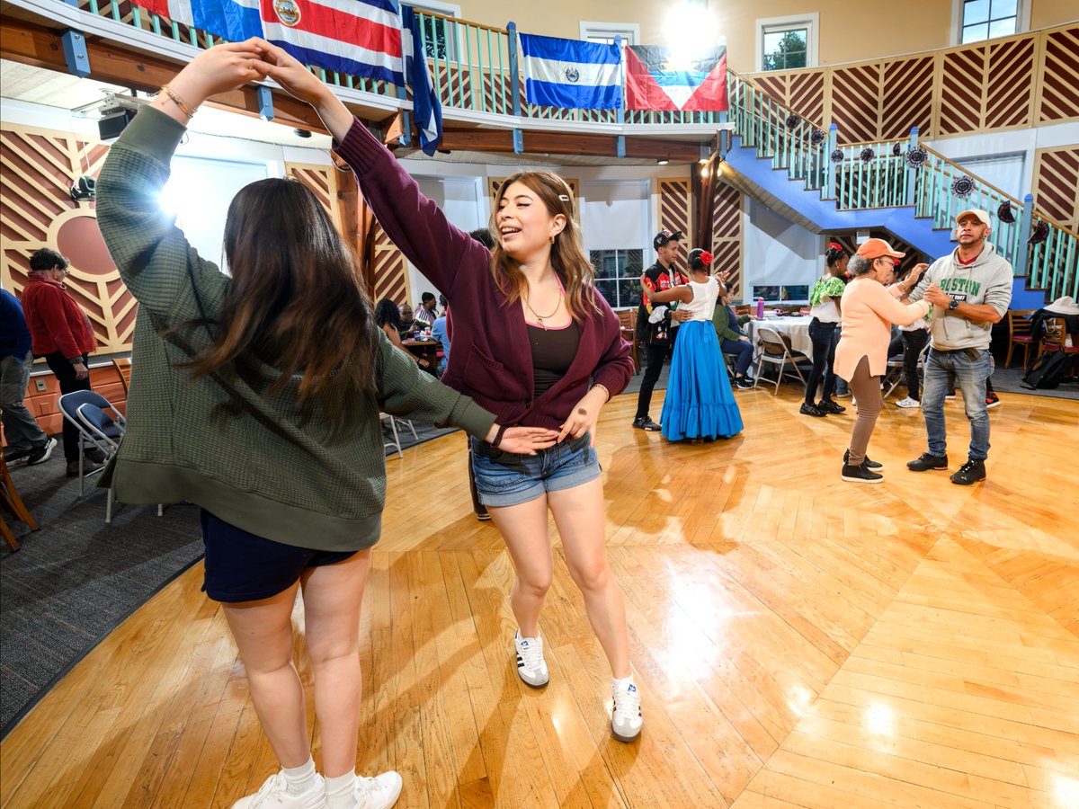 HamiltonCollege's tweet photo. Family Weekend moments! Thank you to every family who visited and every friend who felt like family. This community is better with all of you in it. 💙 

#KnowThyself #HamiltonCollege https://t.co/d1XipsQMc0