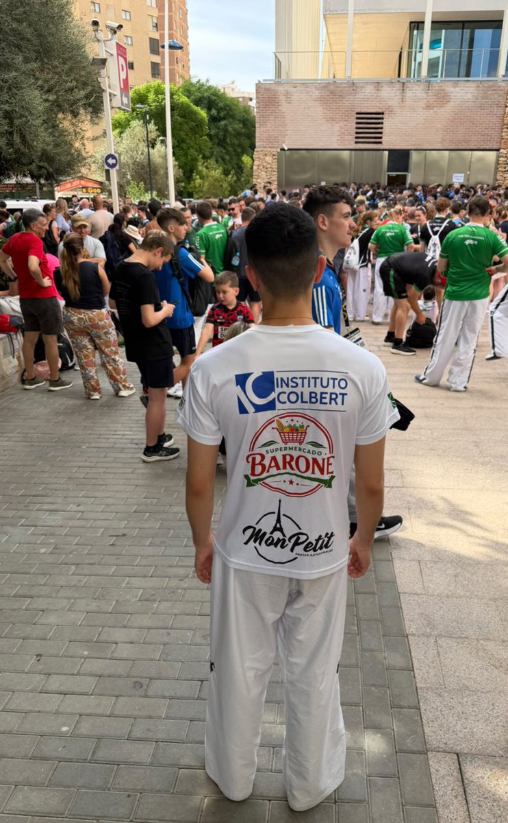 MatiasFarias6's tweet photo. Ya se dio el peso oficial, todo ok sin sufrimiento, muchas gracias en la remera hay emprendedores que también lo ayudaron a viajar!!! @sportingafrica @vero_cocha @belucimino supermercado Barone, instituto Colbert, Radar enfermería, Perry Black, y Tapiales tenis Club. https://t.co/DSmmkbn1YQ