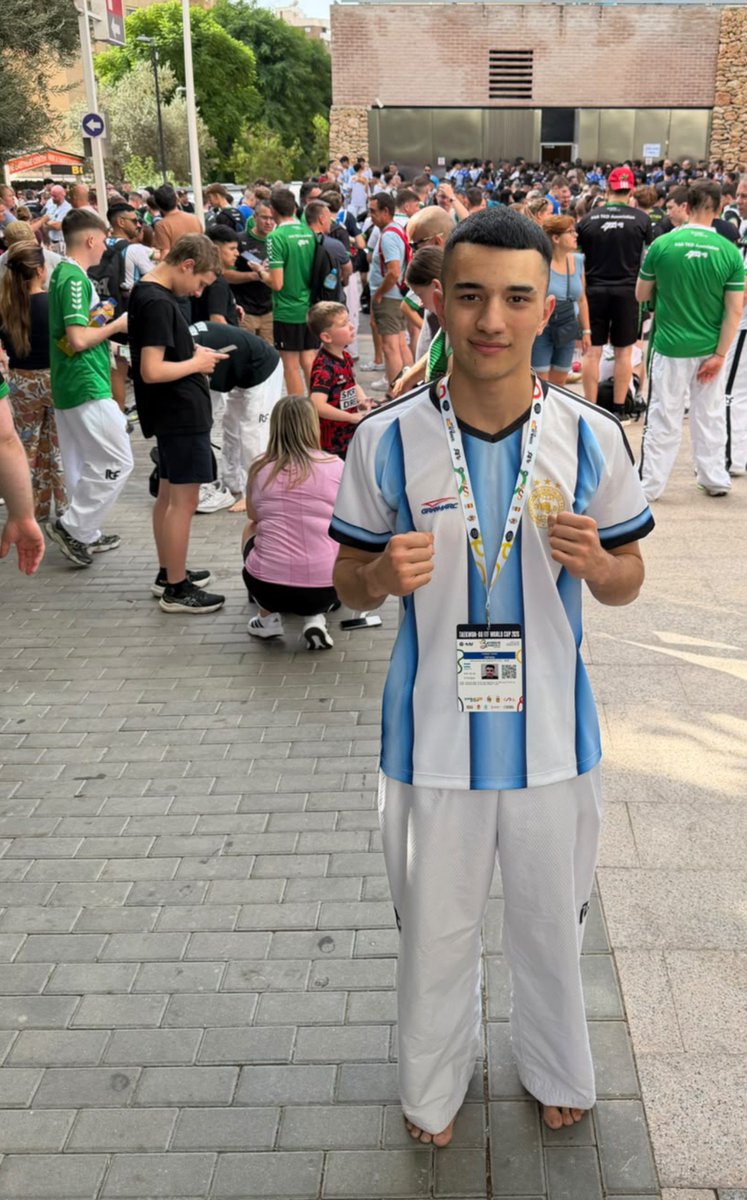MatiasFarias6's tweet photo. Ya se dio el peso oficial, todo ok sin sufrimiento, muchas gracias en la remera hay emprendedores que también lo ayudaron a viajar!!! @sportingafrica @vero_cocha @belucimino supermercado Barone, instituto Colbert, Radar enfermería, Perry Black, y Tapiales tenis Club. https://t.co/DSmmkbn1YQ