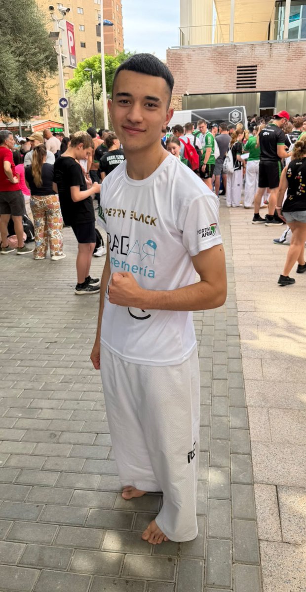MatiasFarias6's tweet photo. Ya se dio el peso oficial, todo ok sin sufrimiento, muchas gracias en la remera hay emprendedores que también lo ayudaron a viajar!!! @sportingafrica @vero_cocha @belucimino supermercado Barone, instituto Colbert, Radar enfermería, Perry Black, y Tapiales tenis Club. https://t.co/DSmmkbn1YQ