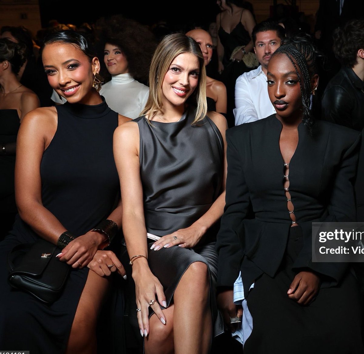 Kris_tia20's tweet photo. Ebony 🖤 accompagnée des Miss France Iris Mittenaere et Flora Coquerel au défilé L’Oréal Paris. https://t.co/GmJwIBZejH
