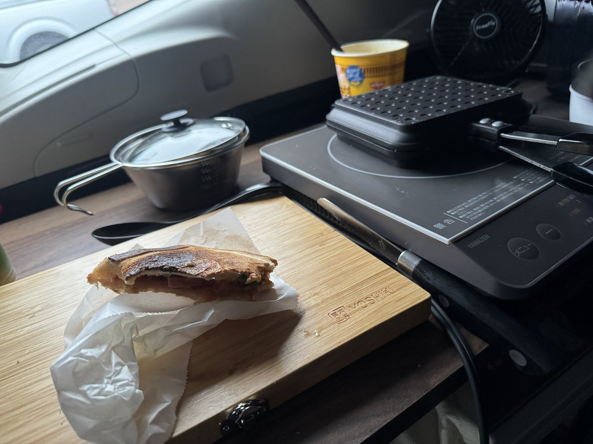 hkd_BocchiDrive's tweet photo. さすがに朝から食パン4枚分とカップラーメンはやり過ぎた。

昨日の晩はそんなに食ってなくてお腹が減ってたんだけど...
少食になったのかもしれん。 https://t.co/PQoOrJCmU9