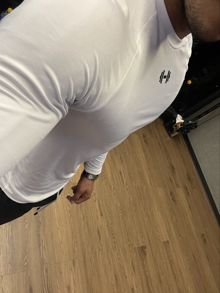 Santiag66946652's tweet photo. Ya se me nota 
un poco más el Pecho 🥵🥵🥵 https://t.co/NSDm5is5mj