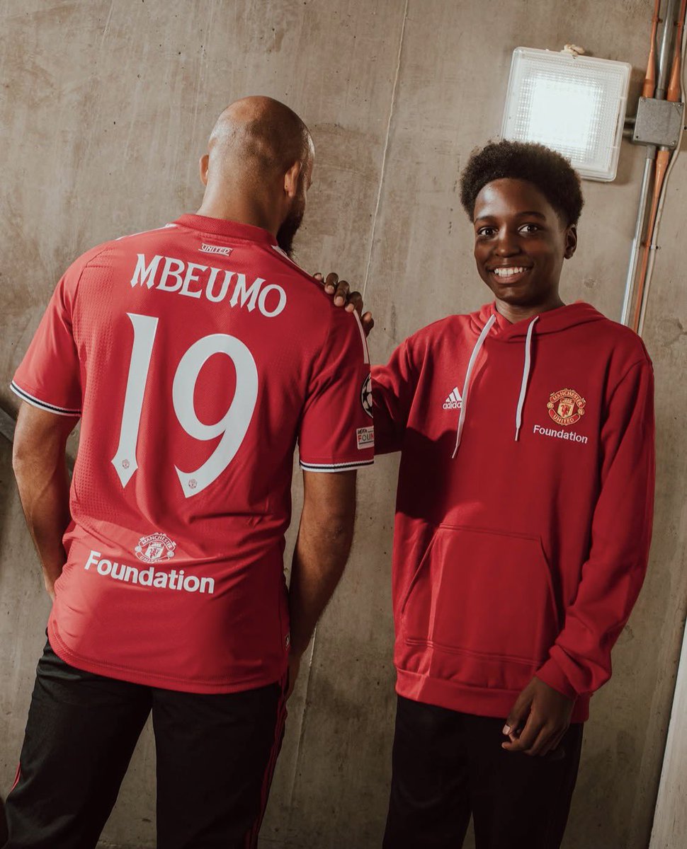 AllezLesLions's tweet photo. 🔴 Bryan Mbeumo posant pour la Fondation de Manchester United. 👕🇨🇲 https://t.co/cP5AkVjKU1