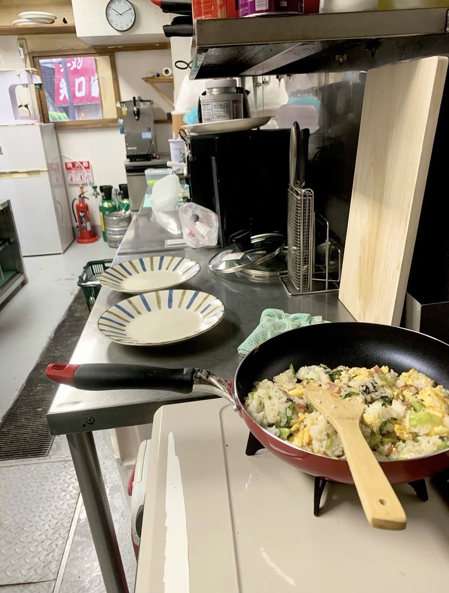 malupo810's tweet photo. 平塚八幡宮店オープンまであと3日‼️
だいぶへばってきてます😂
炒め物がちゃんとできるか厨房テスト調理してみました！
問題なく美味しいチャーハンでけた😂

立ち上げに全力を注ぎ込み上末吉お休み申し訳ありません！🙏
平塚8泊🔥まだまだがんばります‼️ https://t.co/fxvvxifezf