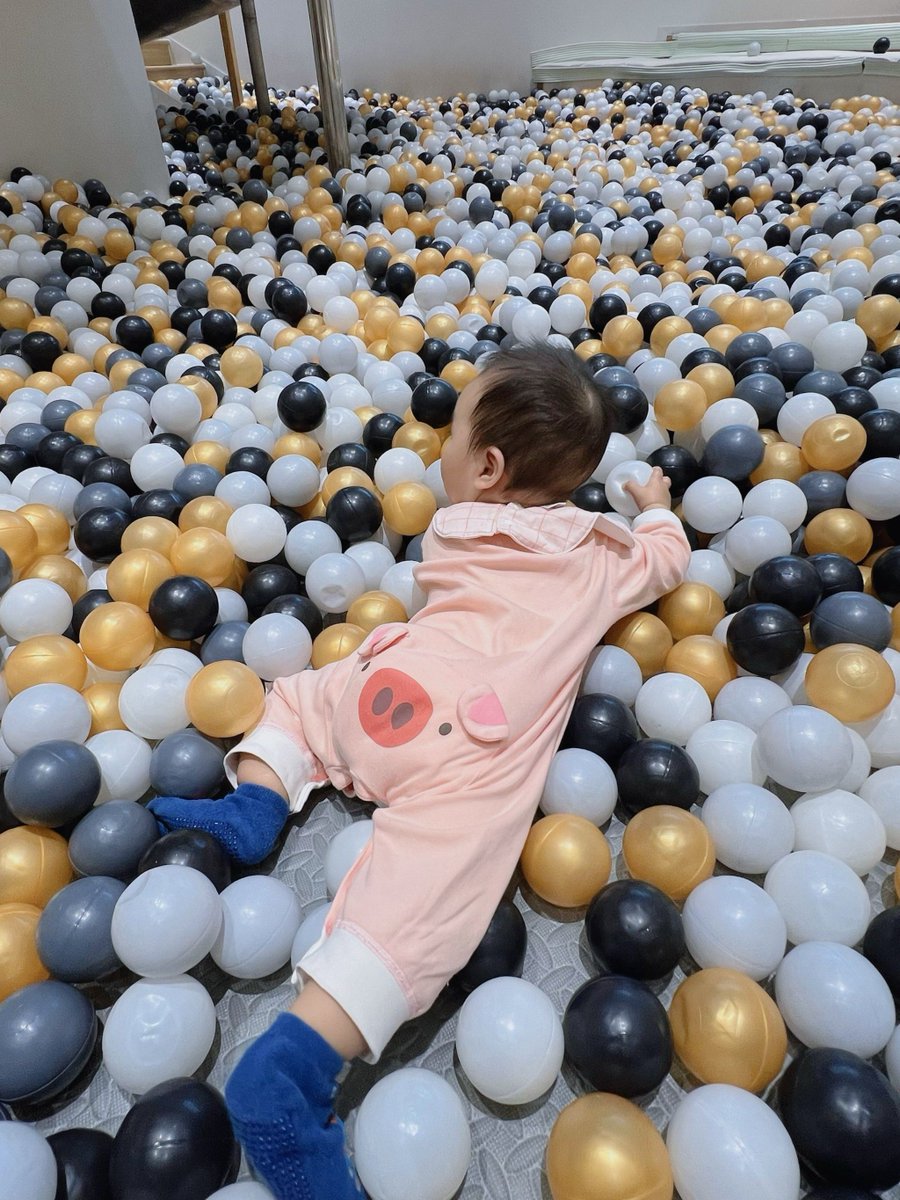 LupitaVan4k's tweet photo. Just turned our living room into a balloon safari!  My toddler’s laugh + messy floor + way too much fun = perfect Sunday. Family vibes hit different. https://t.co/U7EM8GMAlL