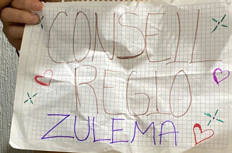 SaymenameSebaxx's tweet photo. Toda la tarde se la pasa hablando la parlanchina de Zulema y es que 2000 de sus amigos dicen que e muy bien oradora. https://t.co/8Qm3m2ajNb