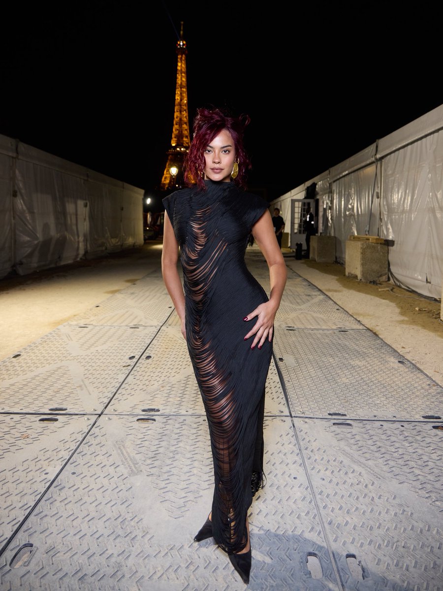 xhiqueeu's tweet photo. Bella Campos fez sua estreia nas passarelas do Le Défilé L’Oréal Paris, em uma apresentação que abriu oficialmente a Paris Fashion Week. A atriz desfilou ao lado de nomes como Viola Davis, Kendall Jenner, Jane Fonda, Eva Longoria e Cara Delevingne, em um dos eventos de beleza mais emblemáticos do calendário internacional. A estreia marca mais um passo da brasileira entre cinema, moda e beleza.

Bella Campos made her Le Défilé L’Oréal Paris runway debut in a show that officially opened Paris Fashion Week. The actress walked alongside names including Viola Davis, Kendall Jenner, Jane Fonda, Eva Longoria and Cara Delevingne, in one of the international beauty calendar’s most emblematic events. The moment marks another step in the Brazilian actress’s growing presence across cinema, fashion and beauty.

#BellaCampos #LOrealParis #ParisFashionWeek #PFW #LeDefile