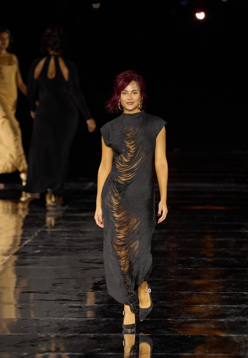 xhiqueeu's tweet photo. Bella Campos fez sua estreia nas passarelas do Le Défilé L’Oréal Paris, em uma apresentação que abriu oficialmente a Paris Fashion Week. A atriz desfilou ao lado de nomes como Viola Davis, Kendall Jenner, Jane Fonda, Eva Longoria e Cara Delevingne, em um dos eventos de beleza mais emblemáticos do calendário internacional. A estreia marca mais um passo da brasileira entre cinema, moda e beleza.

Bella Campos made her Le Défilé L’Oréal Paris runway debut in a show that officially opened Paris Fashion Week. The actress walked alongside names including Viola Davis, Kendall Jenner, Jane Fonda, Eva Longoria and Cara Delevingne, in one of the international beauty calendar’s most emblematic events. The moment marks another step in the Brazilian actress’s growing presence across cinema, fashion and beauty.

#BellaCampos #LOrealParis #ParisFashionWeek #PFW #LeDefile