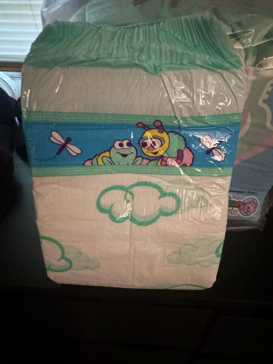 Realworldbriefs's tweet photo. Kiddo Premium Night Plastic XL vs NorthShore MegaMax Large.

Same person. Dual incontinence. Side sleeper. Wife is the caregiver and helps when I change.

MegaMax L is still the daily driver. Kiddo XL sits higher and the plastic stretches less. 

Tapes on the Kiddo are strong—thick panel, they stay put.
MegaMax has only leaked on me when it was flooded.

 Kiddo has leaked on my side at night. Standing guards on the Kiddo have held for bowel so far.

Kiddo is loud and crinkly under loose clothes. Once wet, it feels a bit more comfortable than MegaMax. 

Under jeans it actually hides a little better, even in the larger size.

Wear time is the same. That’s her check schedule, not a bag claim.
Kiddo Plastic XL: 4/5. Performance is close to MegaMax. 

The cut is availability—few U.S. suppliers.

Cloth-backed Kiddo Premium Night: more comfortable than the plastic version if noise and stretch matter more than PE.

Print is there. Home and family preference. I scored the brief.
If you wear either, what failed first—side sleep, tapes, heat, or bulk?

#Incontinence #AdultBriefs #NorthShoreMegaMax #ProductReview #DisabledVeteran
 #diaper