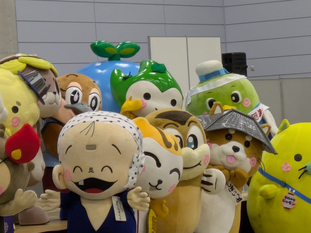 SNchan's tweet photo. エンディングのキャラちゃん集合写真
たくさんのお友だちと仲良くなれたかな？
また来年も遊びにきてね！ https://t.co/z8haaTQuzI