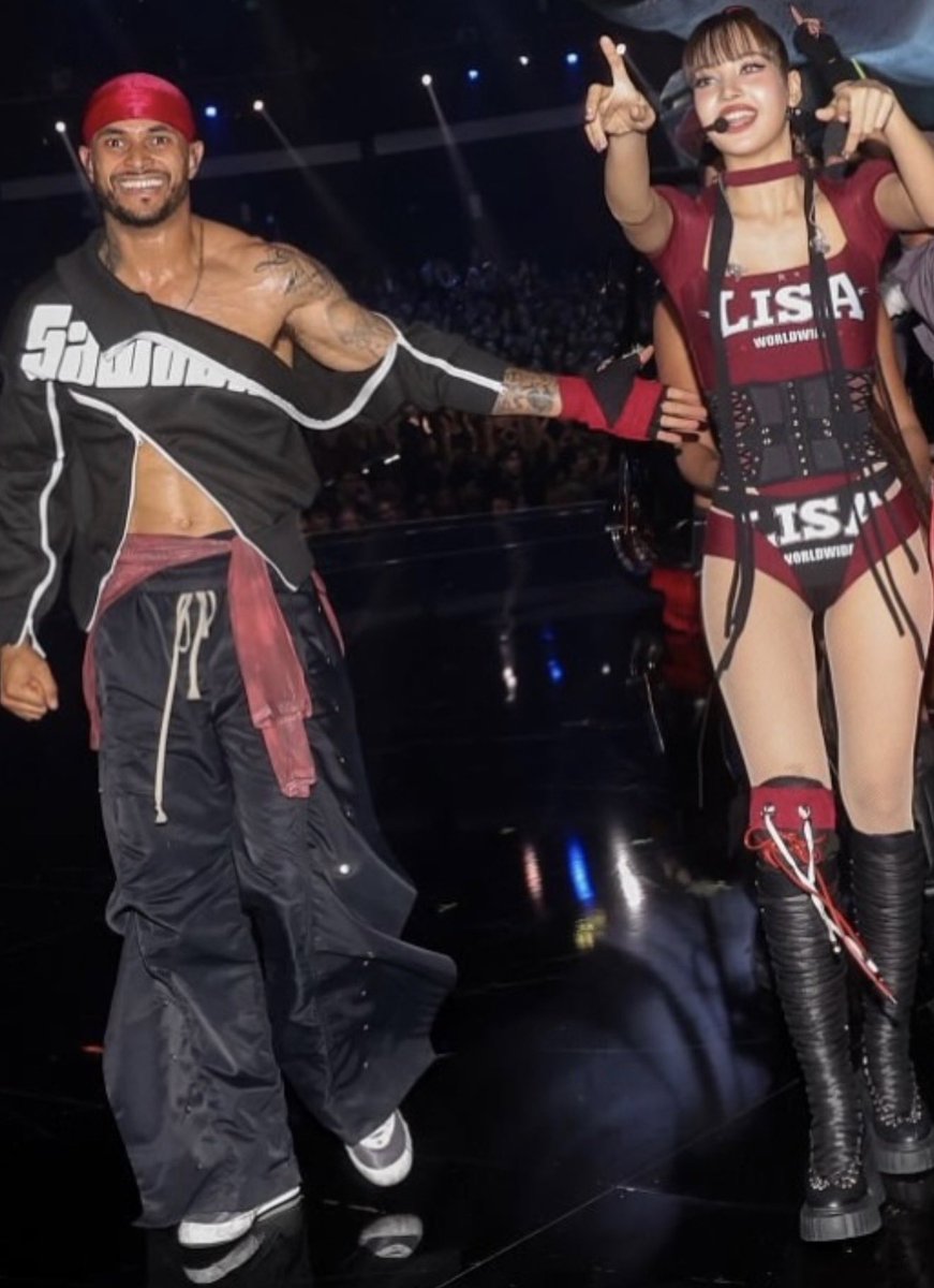 TeamLISAfr's tweet photo. Luke Johnson, danseur qui accompagne souvent #LISA sur scène, a posté une photo avec elle aux VMAs sur son compte IG ! https://t.co/AtSNKlqzP0