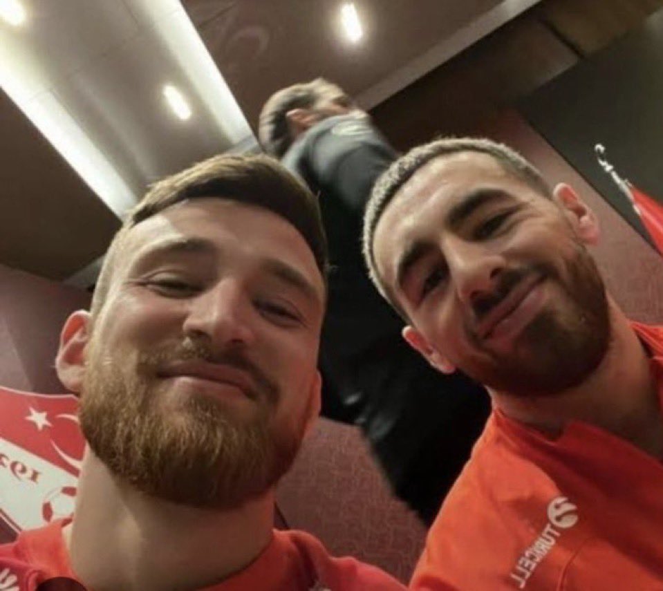 ClassHaber_'s tweet photo. 🚨Orkun Kökçü ve Beşiktaş; sosyal medya kullanıcılarına aşırı fazla etkileşim veriyor.

Tüm sayfaların Beşiktaş oyuncularına topluca sallaması bunu belli ediyor zaten. Hepsi etkileşim derdinde.

-Boş kaleye gol atamayan Kerem Aktürkoğlu.
-Golümüzün iptalinin sebebi olan Oğuz Aydın.
-2 golde hatası olan Eren Elmalı.
-Son golde pas hatası yapıp golü yediren Altay Bayındır.
-Ayağında top tutamayan Can Uzun

Gibi rezalet performans göstermiş oyuncular varken, Orkun Kökçü ve Salih Özcan’a sallayanların hepsi etkileşim peşindedir.

Türkiye, İspanya’yı deplasmanda 
Salih Özcan ve Orkun Kökçü orta sahası ile yendi.

Beşiktaş taraftarları bu etkileşim tuzaklarına düşmesin…