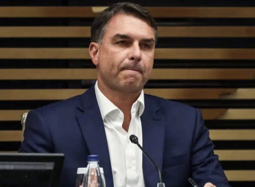 Politiquei_Br's tweet photo. 🚨BECO SEM SAÍDA | Flávio Bolsonaro se precipita ao declarar participação no debate da Globo, porém é pego de surpresa ao descobrir que Lula vai estar ausente. Além disso, a Globo pretende chamar Renan Santos para para substituir Lula, o que deixaria Flávio em um campo minado. https://t.co/jixUEly3sP