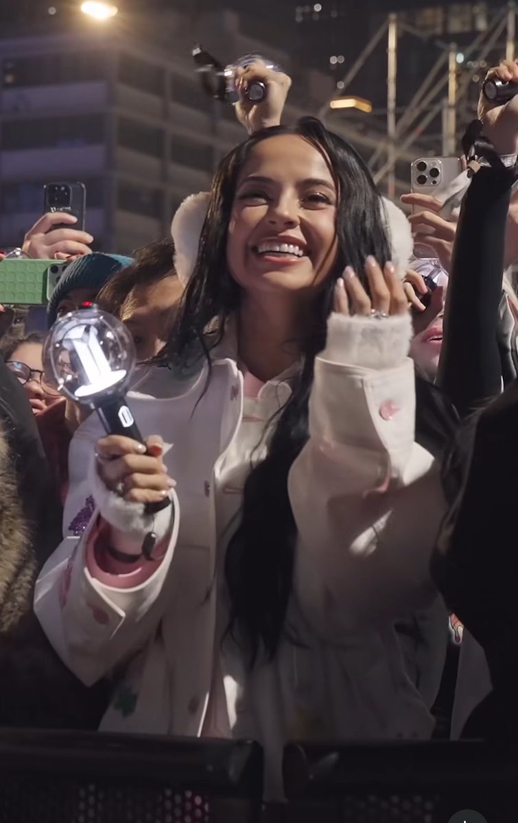 jhopegs's tweet photo. me acordé cuando becky g voló hasta corea para ver la primera presentación de bangtan como grupo después de lanzar arirang y hasta llevó la army bomb ver.4 que apenas había salido 😭 https://t.co/smeRzZcTa7