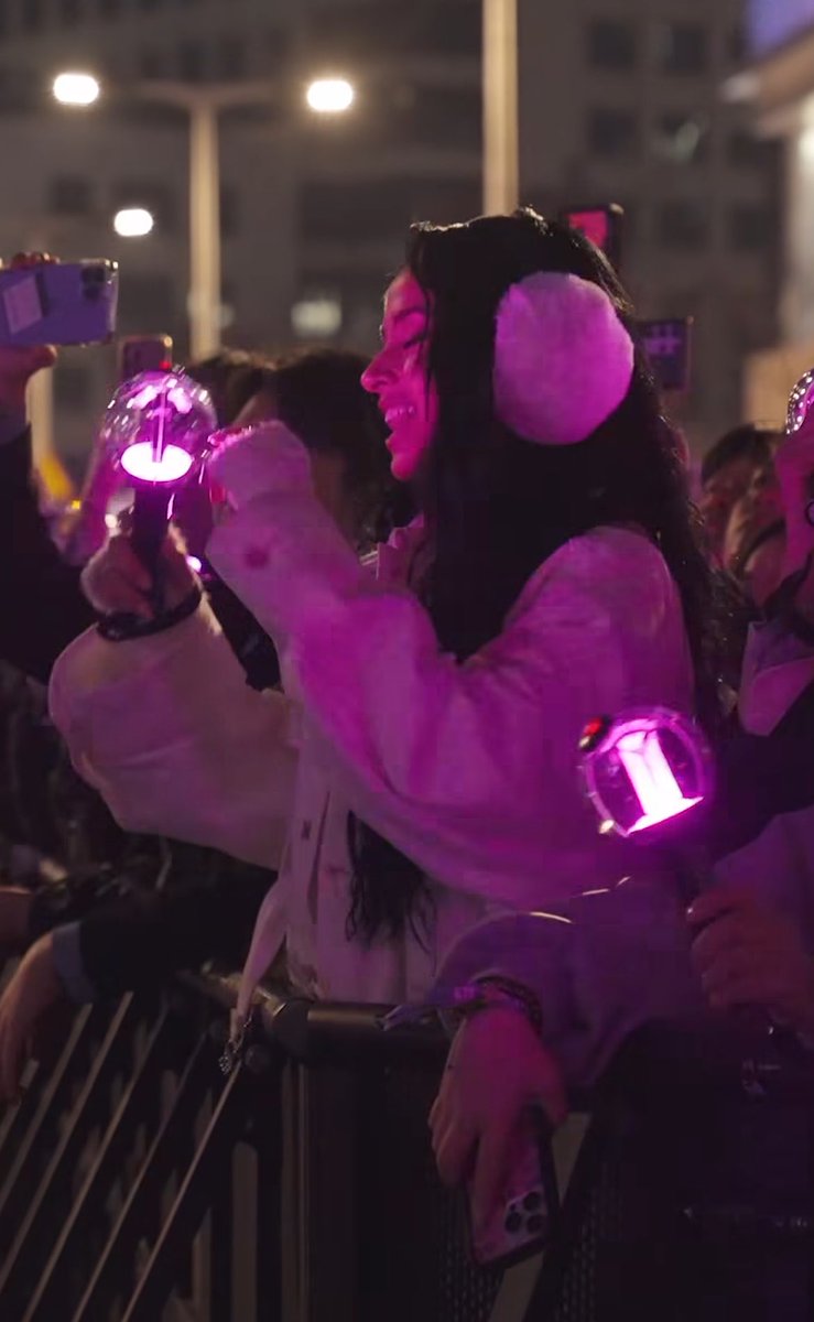 jhopegs's tweet photo. me acordé cuando becky g voló hasta corea para ver la primera presentación de bangtan como grupo después de lanzar arirang y hasta llevó la army bomb ver.4 que apenas había salido 😭 https://t.co/smeRzZcTa7