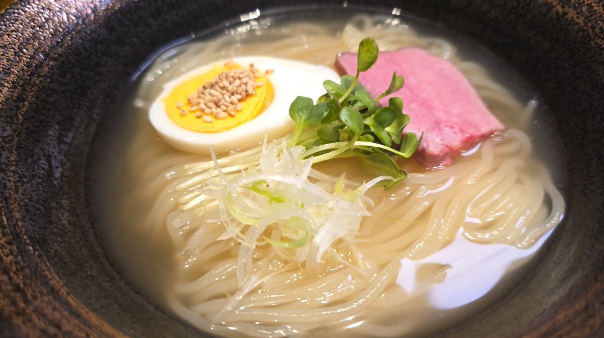 ore825's tweet photo. 初めての盛岡ー！！

冷麺いただきました

超有名店で冷麺いただいたんですがあんまり麺が冷えてないし好みじゃなく落胆してたら、まさかの二件目でドンピシャの冷麺が！

黒胡椒を入れる盛岡冷麺で麺がしっかり冷えコシがあり美味しかった！

ふらっと入ったお店にこのレベルの冷麺ある盛岡最高！！ https://t.co/6h46YJTebx