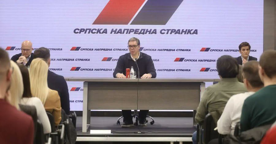 andrejic_bojan's tweet photo. Vučić, danas u Petrovcu na Mlavi pozvao ministra telefonom i zamolio da se projektovanje Doma kulture završi do polovine oktobra.
Ako Vučić nije više na bilo kojoj funkciji, ako je običan građanin, kako je ovo moguće??? https://t.co/5iCIzIrcro