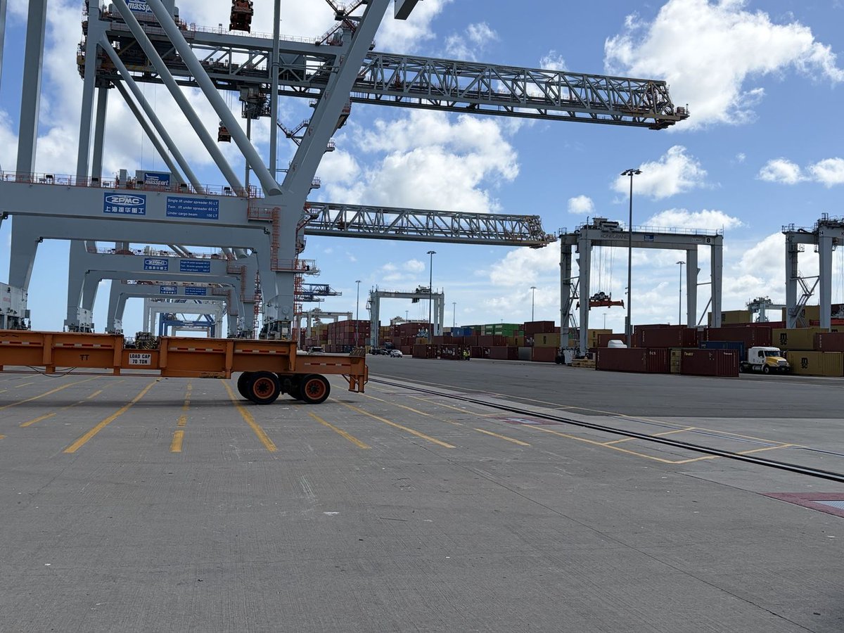 boc_intl's tweet photo. Sometimes, the best conversations happen outside the office.
Last week, we joined clients and partners for a behind-the-scenes tour of Conley Terminal, gaining a firsthand look at Port of Boston operations.
Thank you to Massport and the Port of Boston for having us! ⚓ https://t.co/aKGy3LtJxN