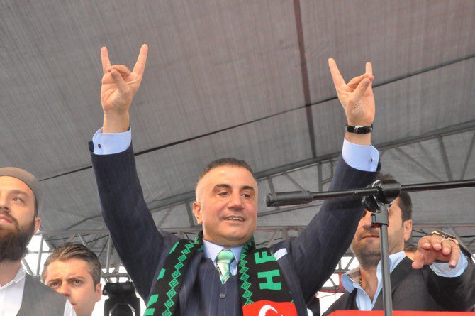 kubat_ramazan's tweet photo. Sayın Devlet BAHÇELİ öncülüğünde Sarallar ve Şahinler Ailelerinin barıştığı şu günlerde, Türk Milletinin derdiyle dertlenip, mazlumlara sahip çıkması ile gönüllerde yer edinen Sayın Reis Sedat PEKER’in Vatan’a dönecek olduğu haberini mutlulukla öğrendik. 

Ülkemizde, Milli Birliğin tesisi noktasında gençlik çağlarından bugüne çizgisinden sapmadan mücadele etmiş olan Reis Sedat PEKER, öz yurduna dönmeli ve ailesi ile huzurlu günlerini Türk yurdunda yaşamalıdır.
 
BÜYÜK TÜRK MİLLETİNE HAYIRLI OLSUN.

@sedat_peker